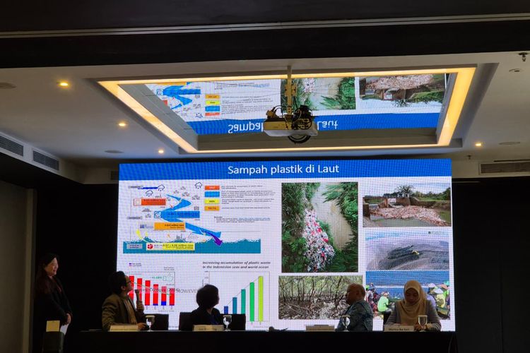 Profesor Riset di Badan Riset dan Inovasi Nasional (BRIN), Prof Muhammad Reza Cordova, menjelaskan bahwa sampah laut dari wilayah Indonesia telah ditemukan di kawasan lain, bahkan mencapai benua Afrika.  Hal itu menunjukkan bahwa persoalan sampah plastik bersifat lintas batas dan membutuhkan solusi komprehensif.
