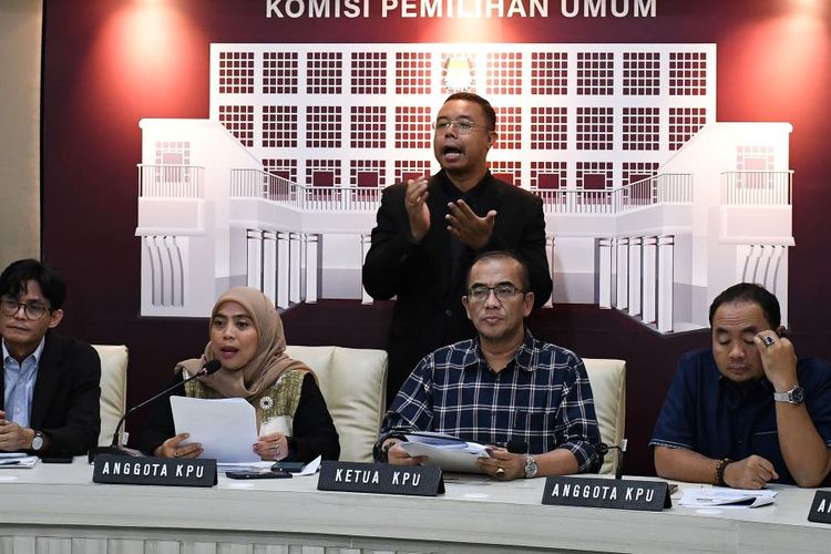 Ketua KPU Hasyim Asy'ari (kedua kanan) bersama jajaran Komisioner KPU August Melasz (kiri), Betty Epsilon Idroos (kedua kiri), dan Mochammad Afifuddin (kanan) menyampaikan keterangan kepada wartawan terkait pemanfaatan Sistem Informasi Rekapitulasi (Sirekap) di Kantor KPU, Jakarta, Senin (19/2/2024). KPU mengatakan sempat ada penghentian data pada Sirekap Pemilu 2024 untuk sinkronisasi data. ANTARA FOTO/Aditya Pradana Putra/foc.