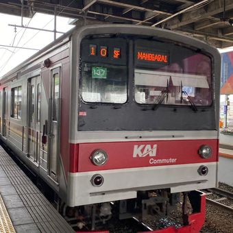 KRL Commuter Line dengan tujuan akhir Manggarai berhenti di Stasiun Depok Baru, Senin (29/1/2024).