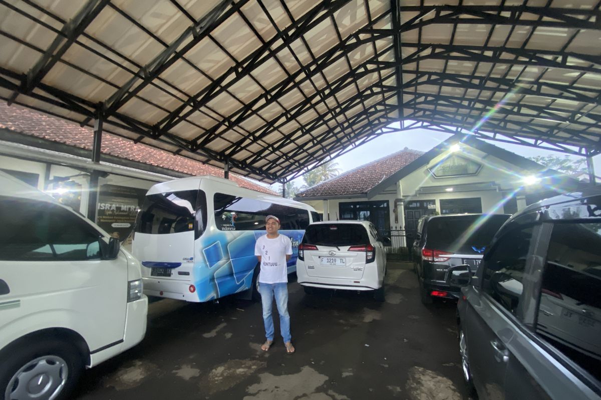 Aden saat dietmui awak media di garasi kendaraan mobil yang biasa ia sewakan. Senin (10/6/2024).