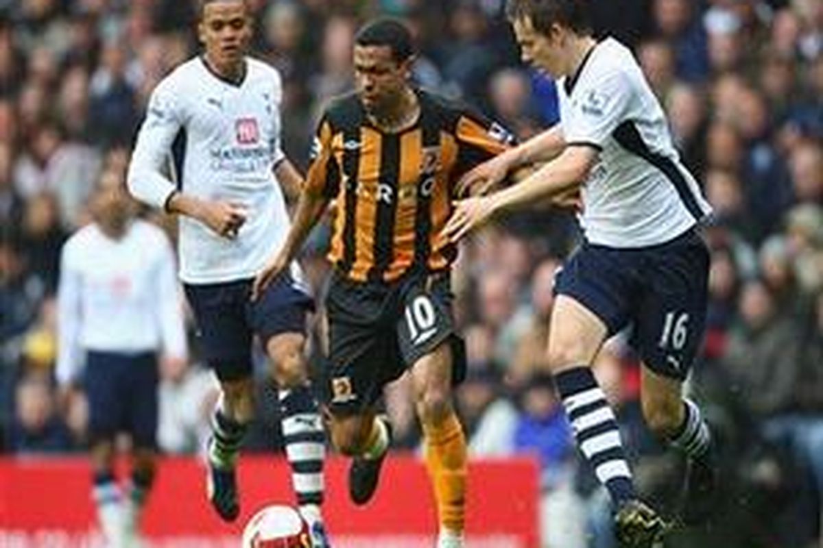 Marcio Geovanni (tengah) mencetak gol tunggal Hull City ke gawang Tottenham Hotspur.