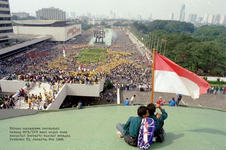 Ribuan mahasiswa menduduki Gedung MPR/DPR saat unjuk rasa menuntut Soeharto mundur sebagai 
Presiden RI, Jakarta, Mei 19998.