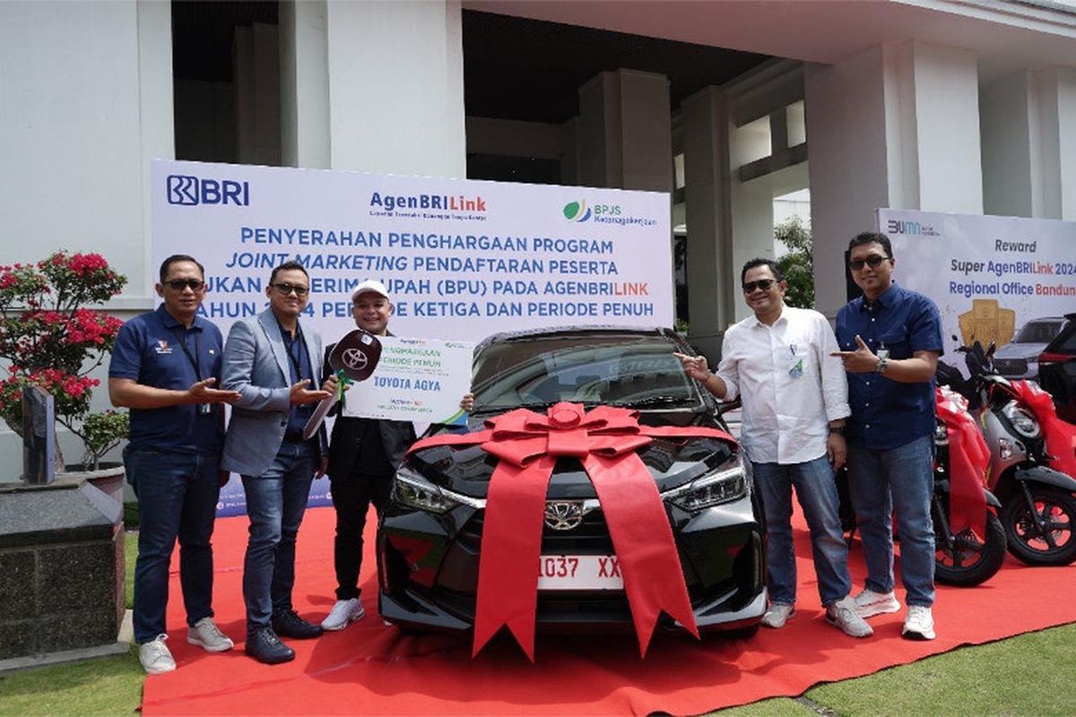 Penyerahan grand prize kepada AgenBRILink BRILIANT COMMUNICA, Narsun, dalam program Kebut Pendaftaran BPJS Ketenagakerjaan 