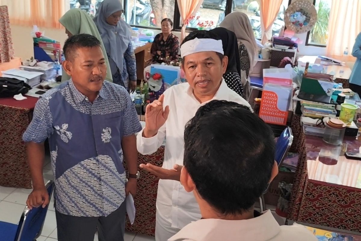 Dedi Mulyadi Gubernur Jawa Barat Terpilih menemui siswa siswi dan guru SMAN 7 Kota Cirebon pada Jumat (7/2/2025) siang. Dedi Mulyadi memberikan bantuan dukungan untuk tim operator sambil meminta kementerian membuka kembali portal kanal PDSS