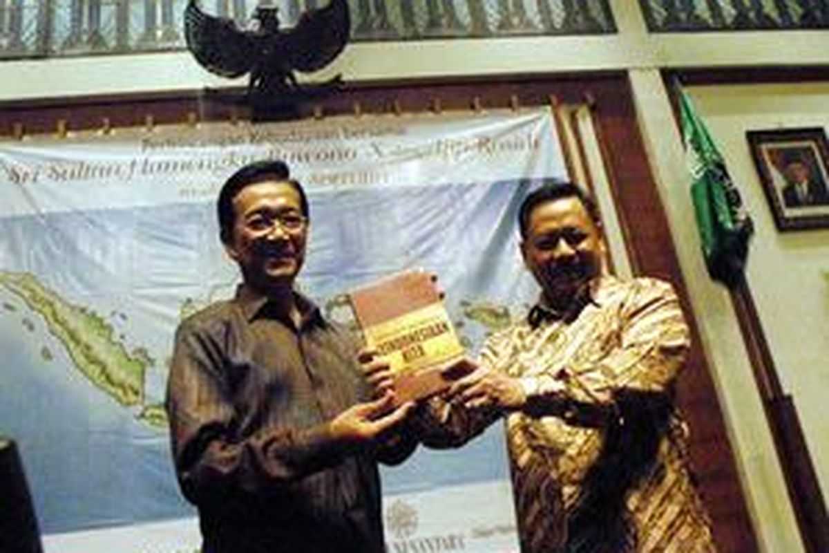 Sultan Hamengku Buwono X dan Letjen Purn Kiki Syahnakri