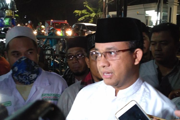Calon gubernur DKI Jakarta nomor pemilihan tiga, Anies Baswedan, diwawancara saat hendak menghadiri tabligh akbar di Masjid Jami Al-Wiqoyah, Jagakarsa, Jakarta Selatan, Minggu (5/3/2017) malam.