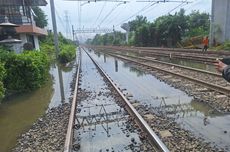 Bantaran Rel Kereta Api Menuju Stasiun Ancol Masih Digenangi Banjir Rob