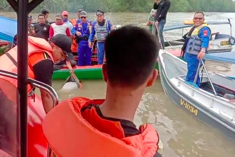 Evakuasi dua jenazah pemancing yang tewas di perairan Sungai Musi Kabupaten Banyuasin, Sumatera Selatan setelah perahu ketek yang mereka tumpangi terbalik karena ditabrak kapal tugboat, Kamis (19/10/2023).