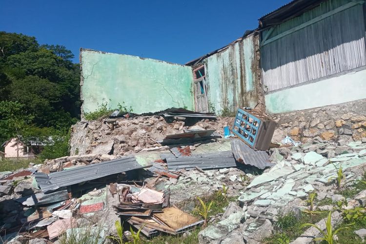 Gedung Kantor Desa Nekemunifeto, Kecamatan Mollo Tengah, Kabupaten Timor Tengah Selatan (TTS), Nusa Tenggara Timur (NTT), ambruk akibat getaran gempa bumi magnitudo 7,5 di Perairan Provinsi Maluku