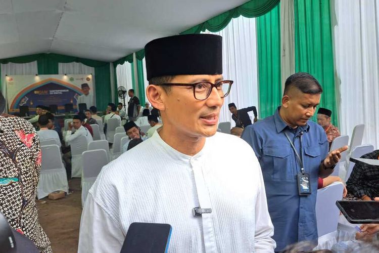 Menteri Pariwisata dan Ekonomi Kreatif (Menparekraf) Sandiaga Salahuddin Uno ditemui usai menjadi narasumber Santriprenuer Go Digital di Ponpes Roudlotut Thulab Tempuran, Kabupaten Magelang, Jawa Tengah, Jumat (19/5/2023).