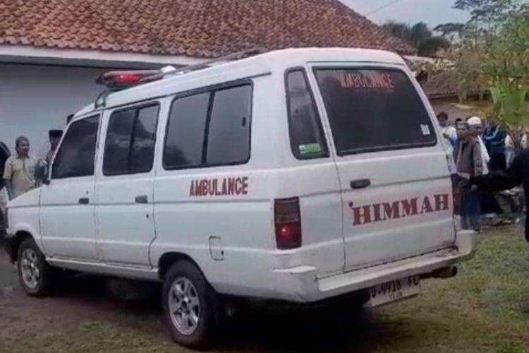 Wahyu memarkir ambulans untuk memudahkan mengeluarkan jenazah Ny Lilih saat tiba di rumah duka, Dusun Hujung Tiwu, Kecamatan Panjalu, Kabupaten Ciamis, Jumat (24/10/2025). Sesaat kemudian, Wahyu terjatuh dari kursi kemudi dan meninggal dunia.