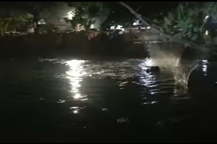 Potongan video massa lempari pencuri motor yang masuk sungai di Surabaya