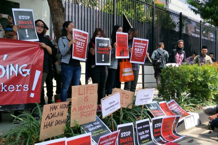 Migrant Care bersama Serikat Buruh Migran Indonesia, Jaringan Buruh Migran, Human Rights Working Group, dan Komisi Migran KWI melakukan aksi demonstrasi di depan Kedutaan Besar Arab Saudi, Jalan HR Rasuna Said, Selasa (20/3/2018).