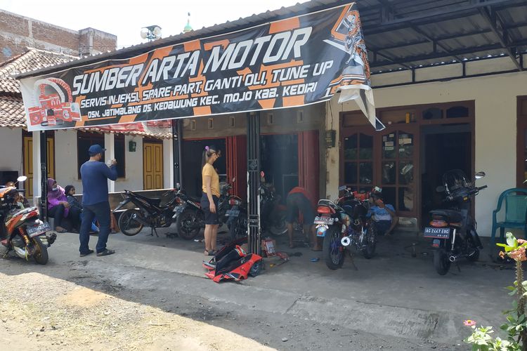 Bengkel Sumber Arta Motor di Dusun Jatimalang, Desa Kedawung, Kecamatan Mojo, Kabupaten Kediri, Jawa Timur, memeriahkan Peringatan HUT Kemerdekaan Republik Indonesia ke 76 dengan memberikan layanan servis gratis dan ganti oli bagi warga yang namanya Agus atau warga yang lahir 17 Agustus.