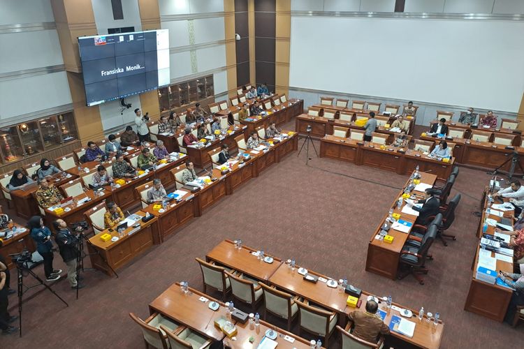 Suasana rapat kerja mengenai Rancangan Undang-Undang (RUU) tentang Pengesahan Treaty on the Prohibition of Nuclear Weapon (Traktat mengenai Pelarangan Senjata Nuklir) di Komisi I DPR, Senayan, Jakarta, Senin (2/10/2023). 