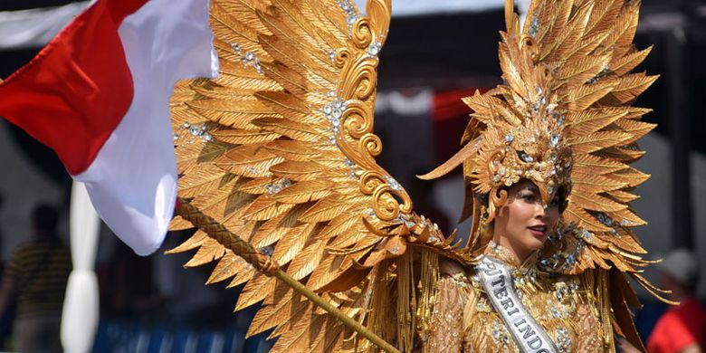 Putri Indonesia 2017 Bunga Jelitha Ibrani mengenakan kostum Garuda Emas saat tampil di Jember Fashion Carnaval (JFC) ke-16 di Jember, Jawa Timur, Minggu (13/8/2017). JFC ke-16 bertema Victory atau Kemenangan menampilkan delapan defile yang kostumnya pernah memenangkan kostum terbaik di sejumlah kontes dunia, seperti kostum Borobudur, Bali, dan Borneo.