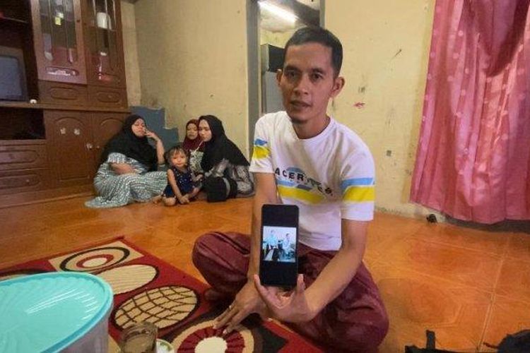 Keluarga korban terjebak di lubang tambang emas di Banyumas saat ditemui di kediamannya di Desa Cisarua, Kecamatan Nanggung, Kabupaten Bogor, Jumat (28/7/2023). 

