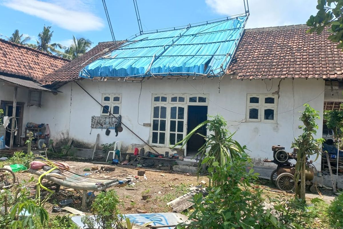 Salah satu atap rumah warga Banyuwangi yang rusak diterjang angin kencang 