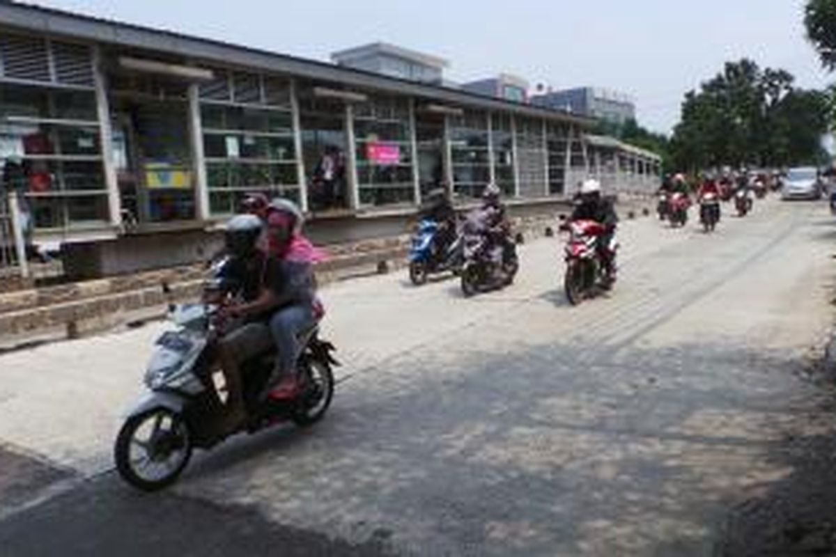 Ruas Jalan Panjang depan halte transjakarta Kebon jeruk dibeton, Senin (3/3/2014).