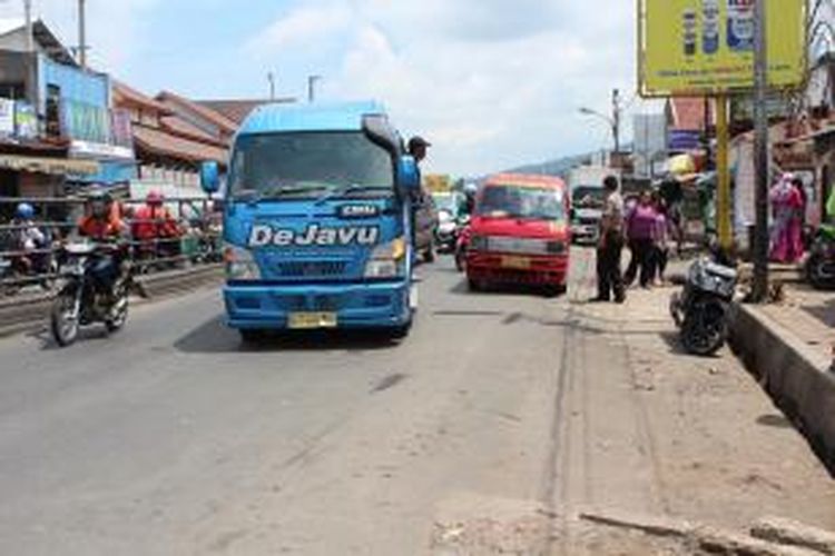 Situasi ruas Jl Jendral Sudirman, Ambarawa tepatnya didepan Pasar Pro Ambarawa, Selasa (14/4/2015) siang.