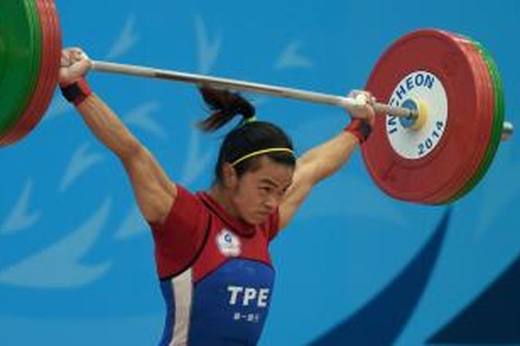 Atlet angkat besi Taiwan, Hsu Shu Ching, mengangkat beban saat turun di kelas 53 kg Asian Games 2014 di Incheon, Korea Selatan, Minggu (21/9/2014).