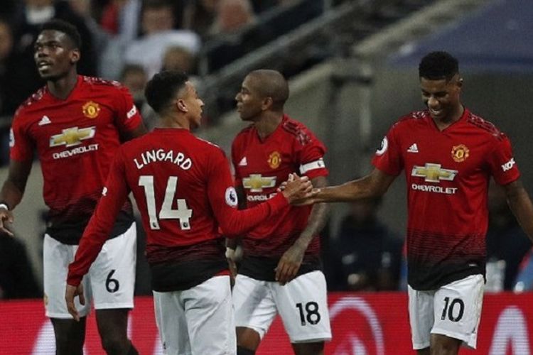 Paul Pogba, Ashley Young, dan Jesse Lingard merayakan gol Marcus Rashford pada laga Tottenham Hotspur vs Manchester United di Stadion Wembley dalam lanjutan Liga Inggris, 13 Januari 2019. 