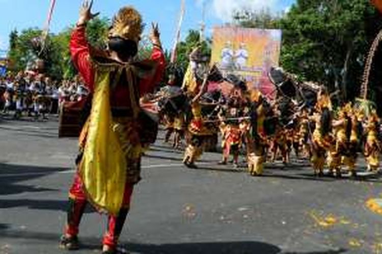 Pesta Kesenian Bali (PKB) XXXVII-2015 dimeriahkan dengan pawai duta kesenian peserta PKB 2015 di seputaran Lapangan Monumen Perjuangan Rakyat Bali Bajra Sandhi, Renon, Denpasar, Sabtu (13/6/2015).  