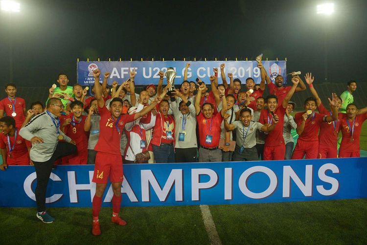 Pelatih Timnas U-22 Indra Sjafri (kedelapan kiri) bersama Menteri Pemuda dan Olah Raga Imam Nahrawi (ketujuh kiri) memegang piala beserta pemain dan Ofisial Timnas Indonesia seusai penganugerahan Piala AFF U-22 2019 di Stadion Nasional Olimpiade Phnom Penh, Kamboja, Selasa (26/2/2019). Indonesia menjadi juara setelah mengalahkan Thaliand dengan skor 2-1.