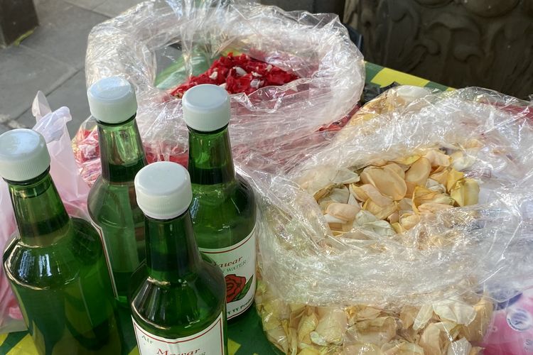 Bunga Tabur dan Air Mawar Bagian Tak Terpisahkan Saat Ziarah Lebaran