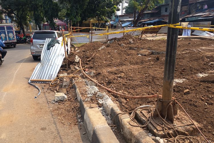 Bocah Tewas Usai Terjebak 4 Jam dalam Lubang Proyek di Tebet Jaksel, Lokasi Dipasang Garis Polisi