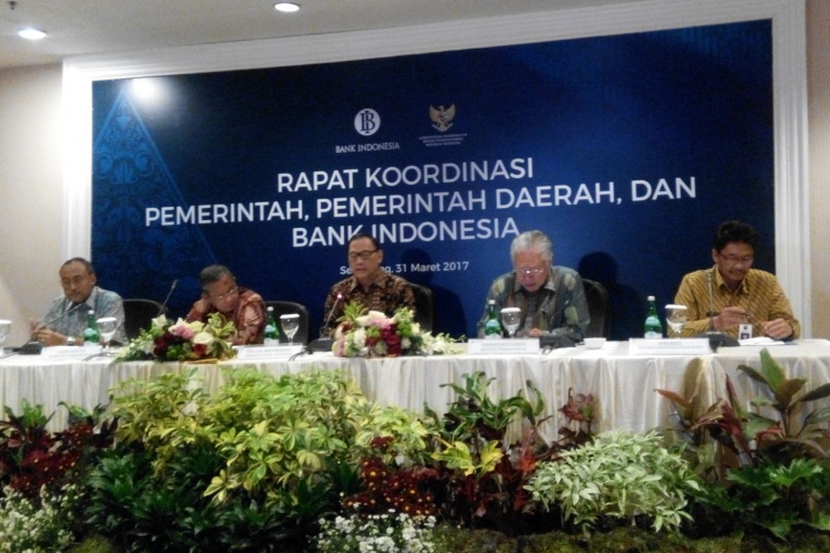 Konferensi pers Rapat Koordinasi Bank Indonesia (BI), Pemerintah Pusat, dan Pemerintah Daerah dengan tema Mendorong Reformasi Pangan dalam rangka Menjamin Ketersediaan Pangan dan Keterjangkauan Harga Bagi Masyarakat, serta Mengurangi Kesenjangan Kesejahteraan di Semarang, Jumat (31/3/2017).