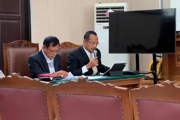 Pengacara mantan Wamenkumham Eddy OS Hiariej meminta status tersangka kliennya dicabut dalam sidang praperadilan di PN Jakarta Selatan (Jaksel), Senin (18/12/2023). 