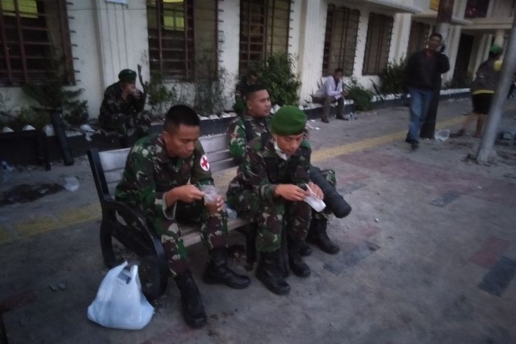 Personil Kodim Jakarta Pusat Berbuka Puasa di Jalan Jati Baru, Tanah Abang, Jakarta Pusat, Rabu (22/5/2019)