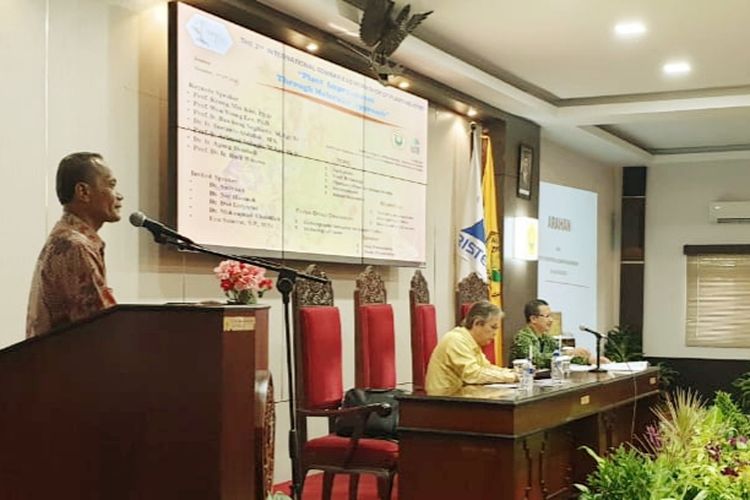 Kepala Badan Ketahanan Pangan (BKP) Kementerian Pertanian, Agung Hendriadi pada seminar dan workshop 
Internasional Plant Industry mengajak semua pihak melokalkan bahan baku industri FPF di Universitas Jember, Kamis (1/11). 