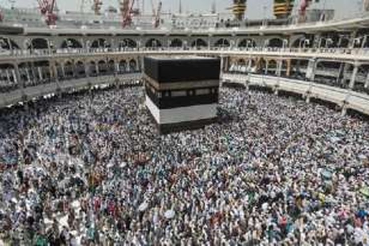 Jemaah haji mengeliling Ka’bah di Mekkah, Saudi Arabia.