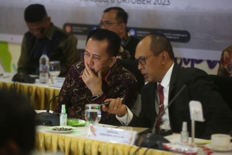 Penjabat Gubernur Sumatera Selatan (Sumsel) Agus Fatoni dalam Rapat Koordinasi (Rakor) Percepatan Pengendalian Karhutla Provinsi Sumsel di Graha Sumsel Jakarta, Minggu (8/10/2023).

