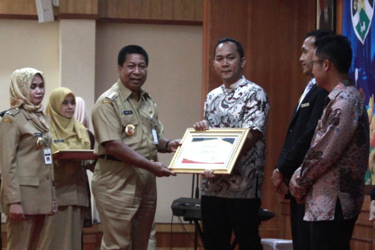 Walikota Magelang Sigit Widyonindito memberikan penghargaan kepada hotel, restoran dan tempat hiburan yang berprestasi membayar pajak di Aula Adipura Kencana, komplek kantor Setda Kota Magelang, Jawa Tengah, Senin (4/12/2017).