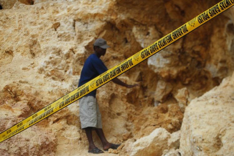 Lokasi penambangan batu ilegal (Galian C) di Dukuh Condrogeni, Desa Temurejo, Kecamatan Karangrayung, Kabupaten Grobogan, Jawa Tengah ditutup dengan Police Line, Kamis (8/6/2017)