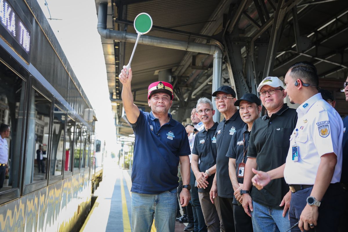 Gubernur Jawa Tengah (Jateng) Ahmad Luthfi&nbsp;melepas keberangkatan ratusan pemudik dari Stasiun Pasar Senen, Jakarta, Selasa (17/3/2026). Sebanyak 648 peserta diberangkatkan menggunakan KA Joko Tingkir menuju Stasiun Solo Balapan.