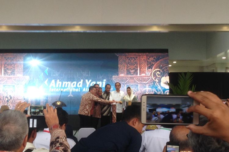Presiden Joko Widodo meresmikan terminal baru bandara internasional Ahmad Yani Semarang, Kamis (7/6/2018).