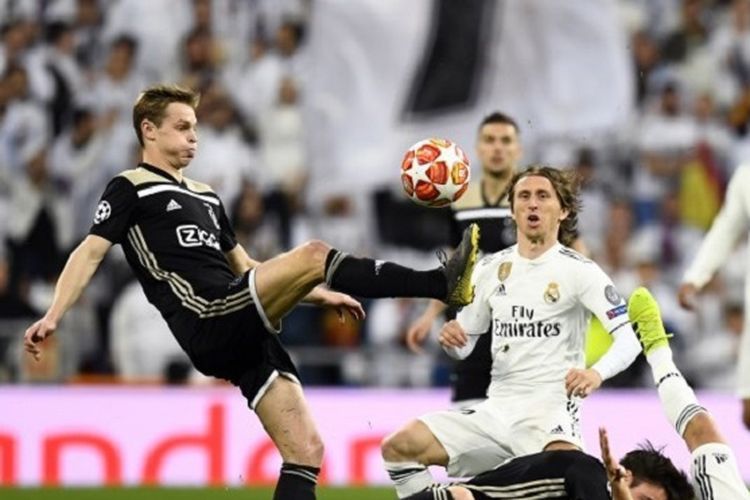 Frenkie de Jong tengah mengontrol bola di hadapan Luka Modric pada pertandingan Real Madrid vs Ajax Amsterdam di Stadion Santiago Bernabeu dalam babak 16 besar Liga Champions, 5 Maret 2019. 