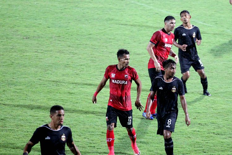 2 pemain baru Madura United Haris Tuharea dan Brian Ferreira saat melawan Bhayangkara FC (jersey hitam) saat babak penyisihan grup A Piala Gubernur Jatim 2020 yang berakhir dengan skor 1-1 di Stadion Gelora Bangkalan, Jawa Timur, Senin (10/02/2020) malam.