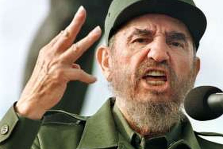 Foto yang diambil pada 1 Agustus 1998 ini memperlihatkan Fidel Castro tengah berpidato di Bridgetown, Barbados.