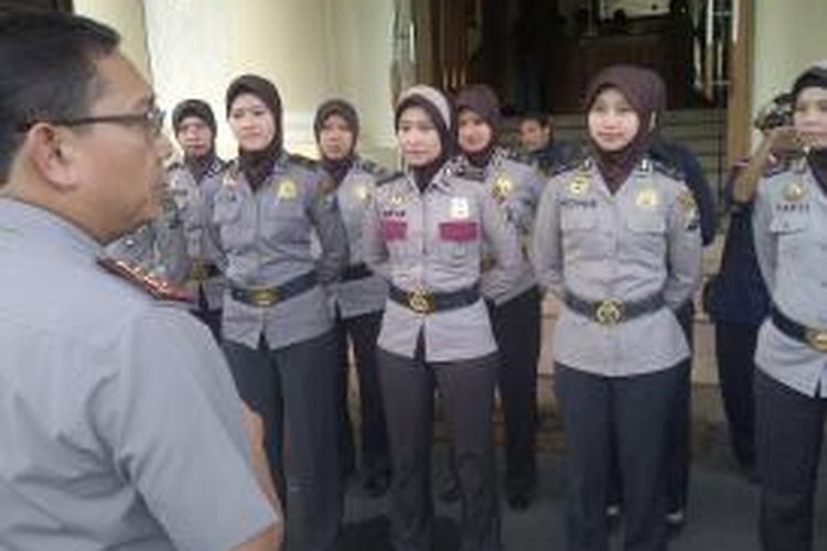 Para polisi wanita (polwan) di Polrestabes Surabaya mulai mengenakan jilbab saat bertugas, Jumat (22/11/2013).