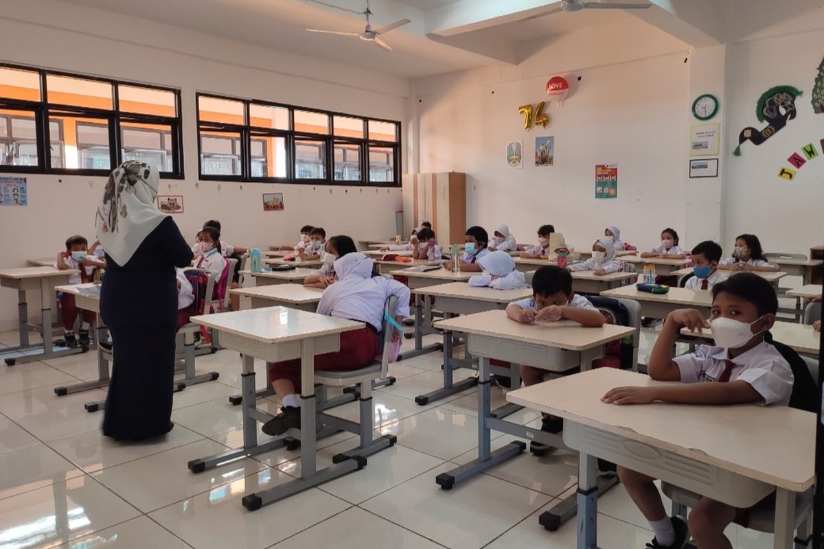 Proses pembelajaran tatap muka (PTM) untuk 100 persen siswa setiap kelas telah digelar di sekolah di Jakarta mulai Senin (3/1/2022).  Kebijakan itu pun turut diterapkan oleh Sekolah Dasar Pondok Labu 01, Jalan RS Fatmawati, Cilandak, Jakarta Selatan.