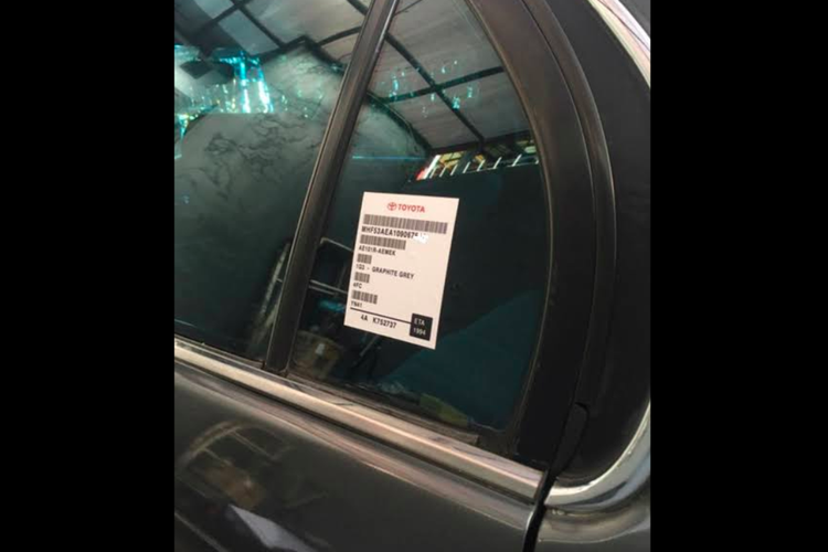 Stiker identitas mobil dari pabrikan