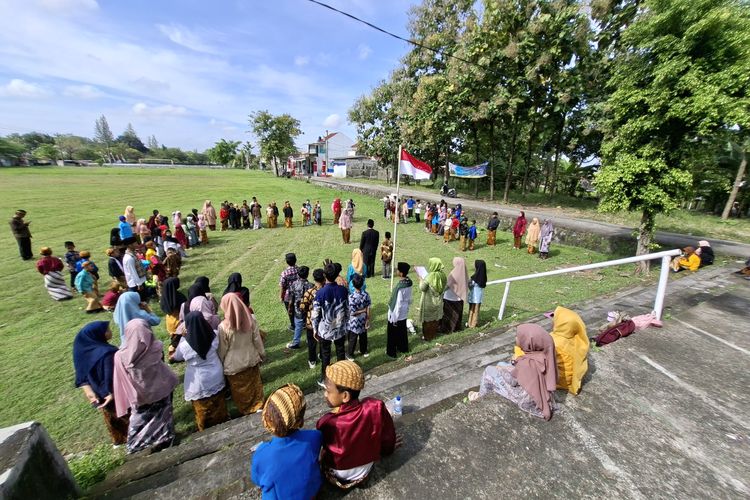 Peringatan Hari Kartini MI Sudirman Ngangkruk di Tengah Keterbatasan Lahan