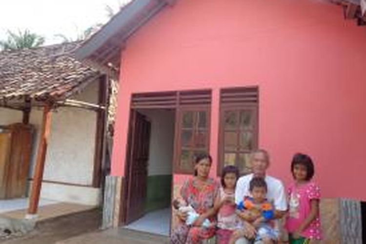 Keluarga penerima bantuan program Home for a Home, kolaborasi Habitat for Humanity dan Farpoint, di Tangerang, Banten.