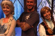 Demi Puterinya, Beckham Berpose dengan Karakter Frozen