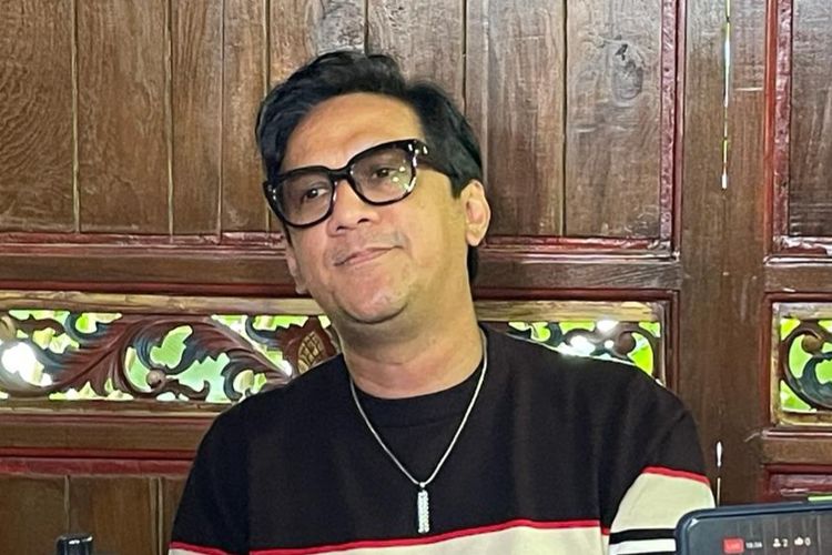 Komedian sekaligus eks personel band Stinky, Andre Taulany menanggapi somasi Ndhank Surahman soal larangan untuk membawakan lagu Mungkinkah dalam konferensi pers di daerah Ciputat, Tangerang Selatan, Selasa (9/1/2024).